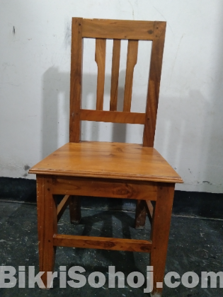 কাঠের চেয়ার